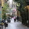 Tłumy na ulicach Neapolu wywołują alarm i obawy