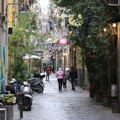 Tłumy na ulicach Neapolu wywołują alarm i obawy