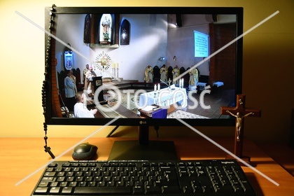 Msze św. w domu przed monitorem