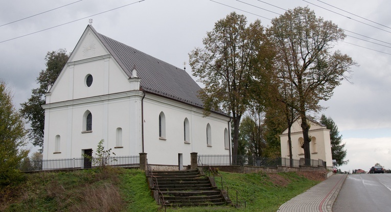 Zabytkowy kościół z 1820 roku, pierwszy pw. Szkaplerznej Pani.