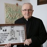 Ks. Stanisław Łątka pokazuje pamiątkowe zdjęcie swojego rocznika z seminarium.