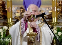 Biskup w czasie Mszy św. ukazujący Baranka Bożego.