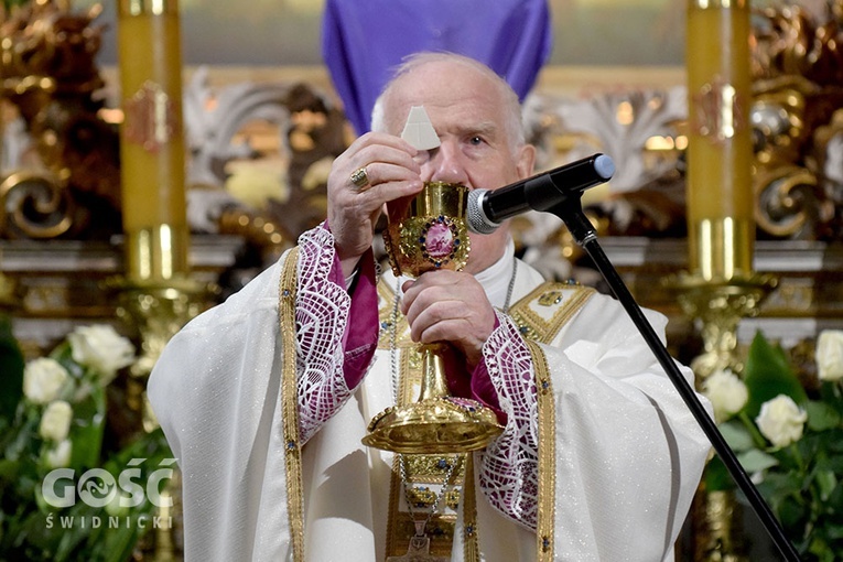 Biskup w czasie Mszy św. ukazujący Baranka Bożego.