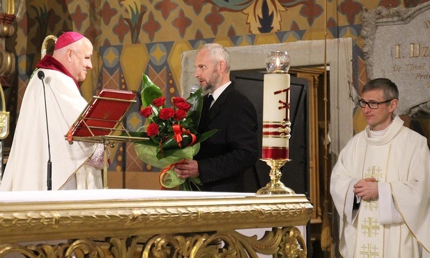 W dniu kapłańskiego święta bp Piotr Greger przyjął życzenia od reprezentanta parafii konkatedralnej.