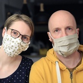 Lekarze Wojciech i Šárka Soleccy zainicjowali projekt Maska Polka i zapraszają do tworzenia maskomatów.