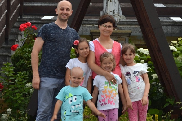 Rodzina Ani i Marcina Mularczyków z dziećmi.