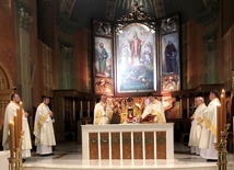 Wielkoczwartkową liturgię bp Roman Pindel sprawował wraz z kapłanami parafii katedralnej