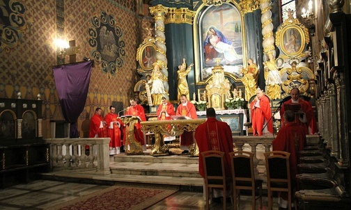 W czasie liturgii wielkopiątkowej księża z parafii konkatedralnej odczytali opis męki Pańskiej.