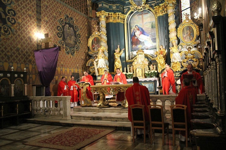 W czasie liturgii wielkopiątkowej księża z parafii konkatedralnej odczytali opis męki Pańskiej.