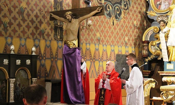 Odsłonięcie krzyża do adoracji podczas liturgii Wielkiego Piątku w konkatedrze żywieckiej.