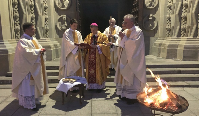 Liturgię rozpoczął obrzęd poświęcenia ognia i przygotowania oraz zapalenia paschału