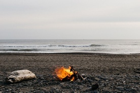 Ogień na brzegu