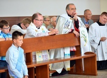 Proboszczowie dwóch wałbrzyskim parafii modlący się w czasie peregrynacji figury MB Fatimskiej.