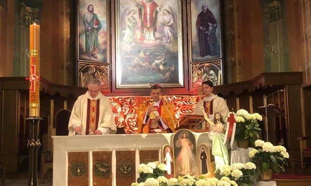 Bp Roman Pindel oraz ks. Antoni Młoczek i ks. Piotr Góra przy ołtarzu w bielskiej katedrze św. Mikołaja.