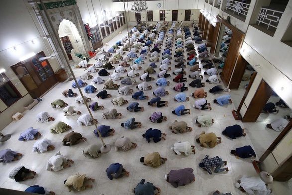 W mczecie w Karaczi podczas koronowirusa