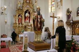 Figura św. Mikołaja wędruje po żegocińskiej parafii.