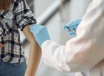 W. Brytania: Od czwartku szczepionka na koronawirusa testowana na ludziach