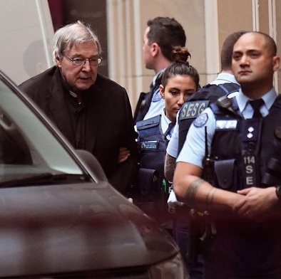 Kard. Pell w drodze do Sądu Najwyższego w Melbourne, 6 czerwca 2019 r.