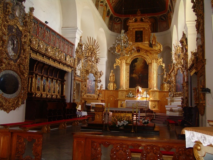 Widok na prezbiterium i zabytkowe stalle kanonickie pułtuskiej bazyliki.