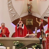 Ks. Krzysztof Moszumański pobłogosławił wiernych relikwiami św. Wojciecha.