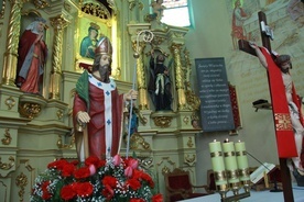 W parafii czczony jest św. Wojciech, którego uważa się za twórcę hymnu "Bogurodzica".