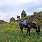 W ruinach dawnych ormiańskich kościołów