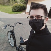 Kl. Marcin w drodze do kościoła parafialnego. W Seminarium rower nie będzie mu potrzebny...