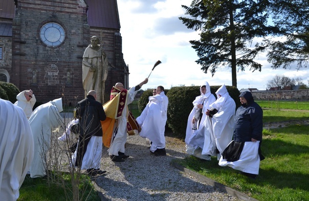 Mnisi modlili się przy figurze św. Bernarda. 