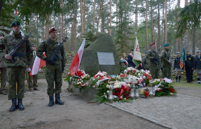 Szaniec "Hubala”"w lesie pod Anielinem, miejscu gdzie zginął mjr Henryk Dobrzański. W tym roku nie odbyły się uroczystości.