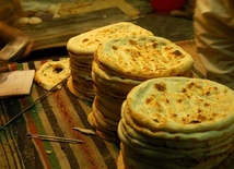 Pakistańskie chlebki roti.