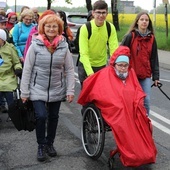 Anna Fabia z córką Marią i pielgrzymkowymi przyjaciółmi na trasie.