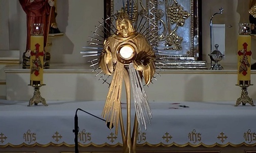 Najświętszy Sakrament w łagiewnickiej monstrancji w kościele św. Marii Magdaleny w Międzybrodziu Bialskim.