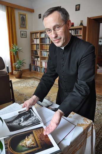 Zanim ks. prał. Stanisław Salaterski został biskupem, był kustoszem cudownej figury Matki Bożej Bolesnej.