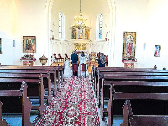 ▲	Małżonków w kościele pw. Świętych Piotra i Pawła w Baczynie pobłogosławił ks. Jarosław Zagozda.
