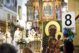 Modlitwie towarzyszyły ikona Czarnej Madonny i znak grupy pielgrzymkowej.