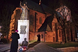▲	Koszalin, 2 kwietnia. Biskup Edward Dajczak, stojąc obok katedry, błogosławił relikwiami świętego miasto i całą diecezję.