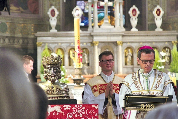 ▲	Liturgię biskup sprawował w ornacie z czasów bp. Załuskiego, a więc okresu, gdy powstała ta ustawa zasadnicza.
