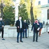 ▲	Mężczyźni odmawiający modlitwę maryjną spotykają się w parafii Nawrócenia św. Pawła w Lublinie.