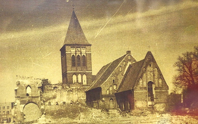 ▼	Kościół św. Bartłomieja w Pasłęku w 1945 roku.