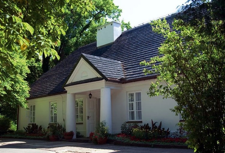 Dostępny dla gości jest Dworek w Żelazowej Woli, miejsce urodzenia Fryderyka Chopina, oraz otaczający go przepiękny park.