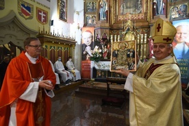 Kustosz sanktuarium ks. prał. Władysław Pasiut wręczył bp. Janowi Piotrowskiemu ikonę św. Stanisława.