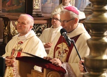bp Marek w czasie modlitwy za wstawiennictwem św. Józefa w Kaliszu.