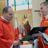 Odznaczenie w imieniu bp. Józefa Guzdka wręczył ks. Kryspin Rak. Z lewej ks. Tomasz Herc.