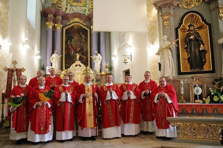 Diakoni AD 2020 z bp. Romanem Pindlem, przełożnymi z seminarium i proboszczami swoich parafii.