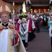 W ubiegłych latach po wieczornej Mszy św. ulicami osiedla przechodziła procesja fatimska.