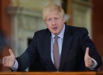 Boris Johnson przedstawił plan warunkowego znoszenia ograniczeń