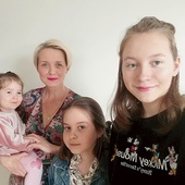Od lewej: najmłodsza Klara, mama Asia, Maja i Ania. Wspólnie odmawiają Różaniec w różnych intencjach. Jedną z nich jest oddalenie zarazy.