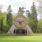 Na polanie  przy matemblewskim sanktuarium można obejrzeć elementy papieskiego ołtarza z sopockiego hipodromu.