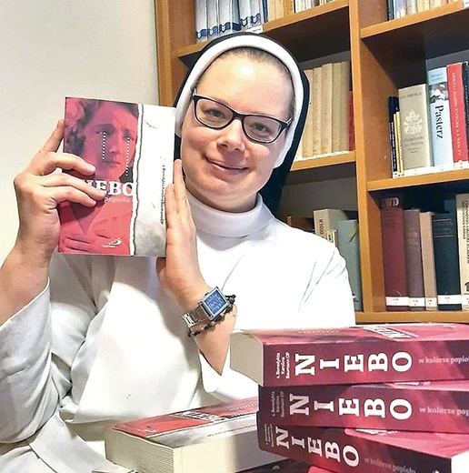 ▲	Siostra Benedykta Baumann ze swoją najnowszą publikacją „Niebo w kolorze popiołu”.