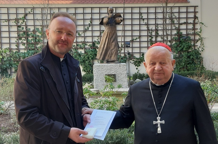 W 2020 roku parafia otrzymała relikwie św. Jana Pawła II od kard. Stanisława Dziwisza. Po lewej: ks. proboszcz Artur Urban.